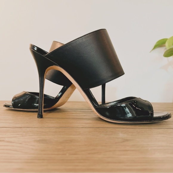 Manolo Blahnik Ripta Wide-Band Patent Pump (37.5) - Picture 2 of 15